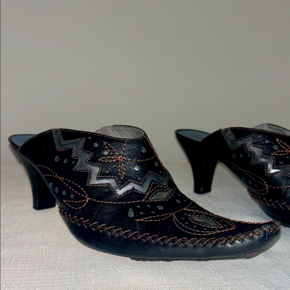 Clarks Brown and Blue Mules with Unique Design - Picture 2 of 7